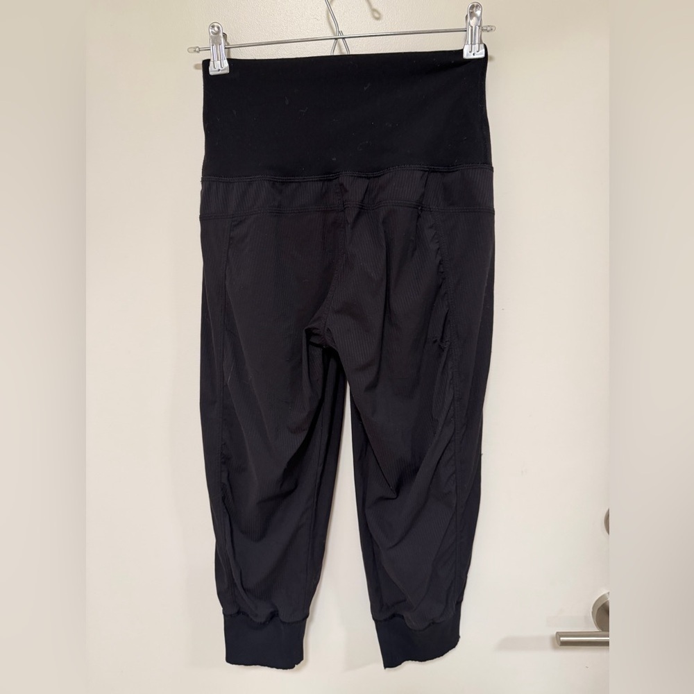Lululemon Athletica Black Flattering Capris - Picture 9 of 9